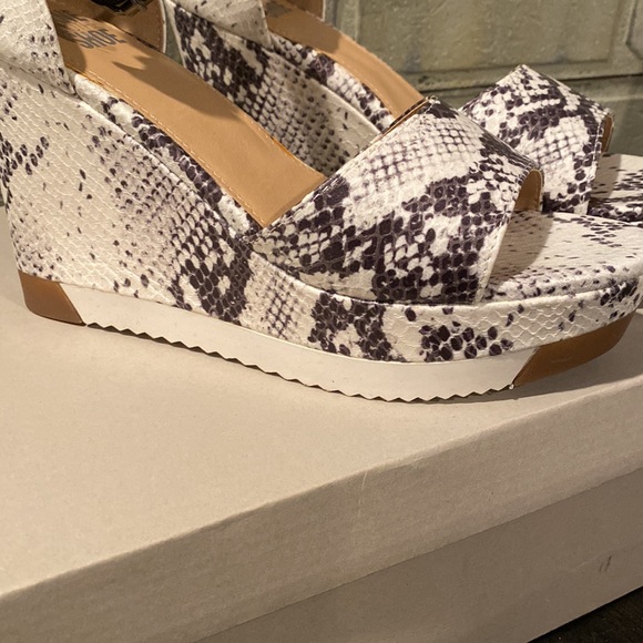 🔥Jane and The Shoe Snake Print Wedge - Picture 8 of 9